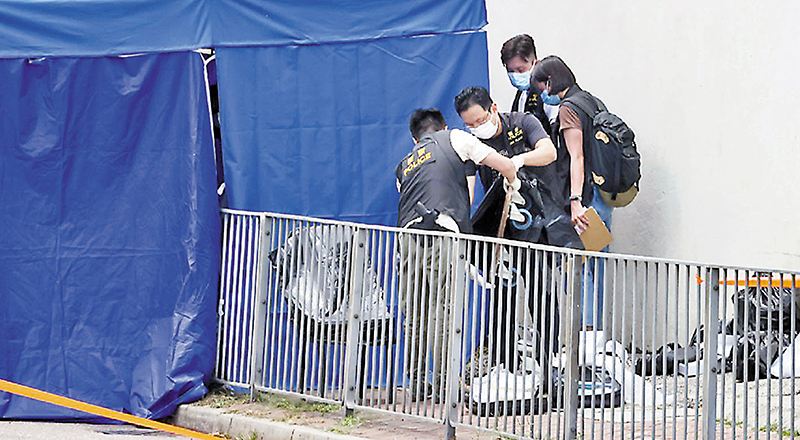 重案組探員檢走運送屍體的板車及用來墊高屍體的單人沙發。 香港文匯報記者 攝