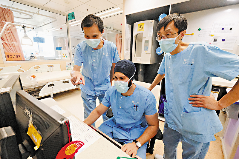 ◆（右起）周啟明醫生、Dr. Sukhdeep SINGH及陳智曦醫生齊心協力抗擊疫魔。香港文匯報記者  攝