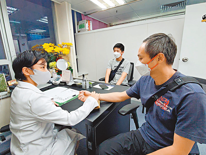 ◆有本港中醫界代表認為，方案對中醫師診治以至加強市民大眾對中醫藥認知均有幫助。圖為康復者接受中醫調理。 資料圖片