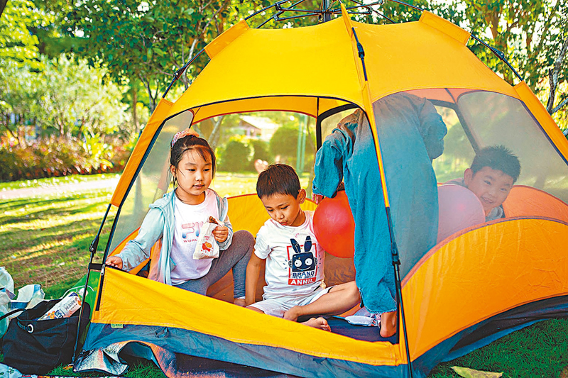 ◆ 4月29日，深圳兒童樂園草坪上小朋友在帳篷內玩耍。 香港文匯報記者郭若溪  攝