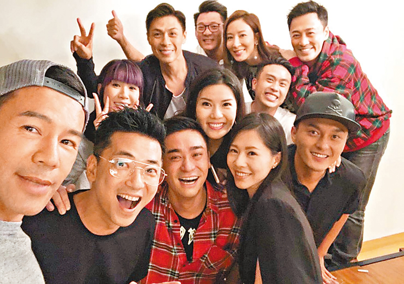 ◆ 徐榮當年藝員訓練班的同學有林峯(上排右一)、楊茜堯(上排右二)、楊明(前排右一)等。