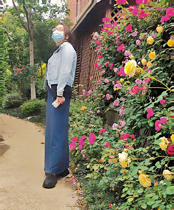 ◆ 楊女士到小區花園內賞花。受訪者供圖