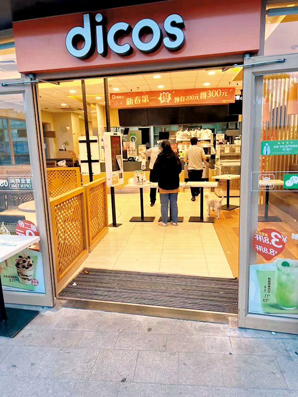 ◆ 文先生在小區解封後出門購買炸雞。   受訪者供圖