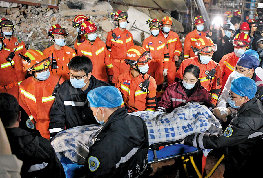 ◆ 5月1日晚，湖南長沙望城區「4．29」自建房倒塌事故現場，第7名被困人員被救出。  中新社