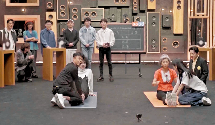 ◆節目上，葉蒨文跟曾比特鬥做Sit Up唱歌。