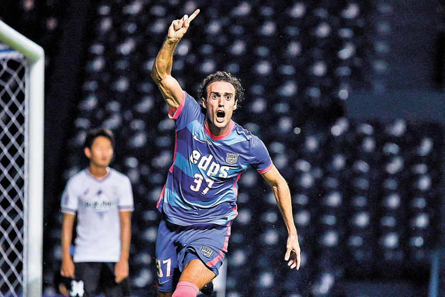 ◆巴爾拿在補時階段頂成2：2，助傑志殺入16強。法新社