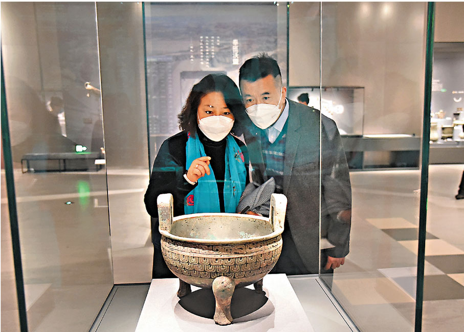 ◆港人任衛熊和麥笑貞夫婦參觀戰國銅鼎。記者李陽波 攝