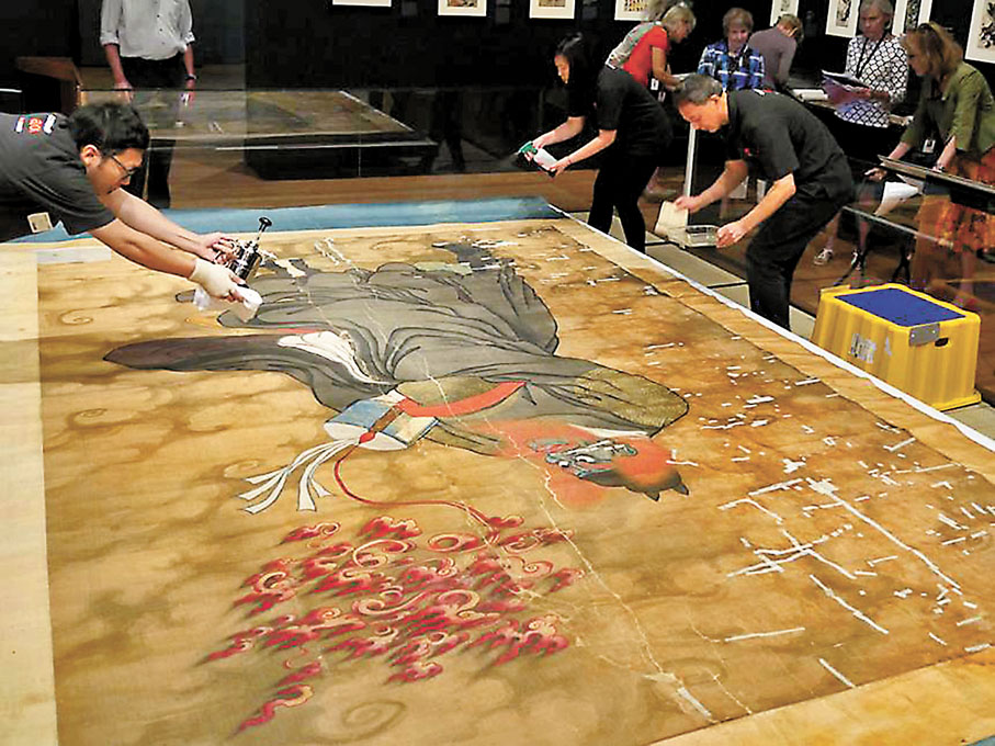 ◆巨型明代絹本《道教雷部辛天君畫像》修復過程。 波士頓美術館官網圖片