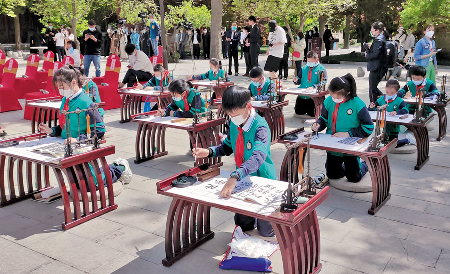 ◆西安小朋友在開幕式現場展示書法藝術。 記者李陽波  攝