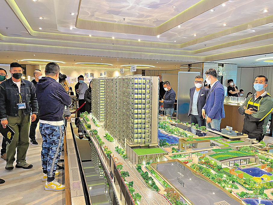 ◆柏瓏I敲定本周三盡推該盤餘下的327個單位。圖為參觀情況。記者顏倫樂  攝
