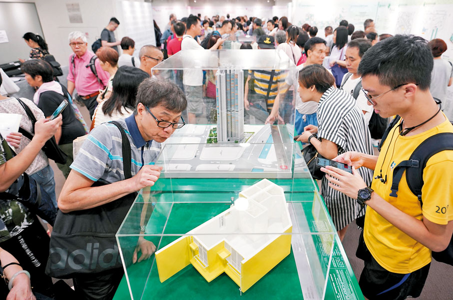 ◆李家超提出「公屋提前上樓計劃」，壓縮輪候時間。圖為市民觀看公屋模型。 資料圖片