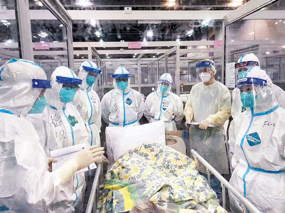 ◆內地援港醫療隊隊員難忘與香港醫護站在抗疫一線，共同診治病患。  受訪者供圖