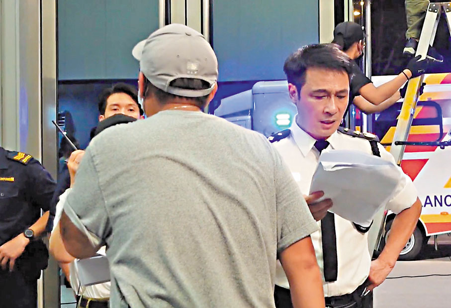 ◆即使現場有過百名臨時演員，但絲毫無阻鎮宇專心熟讀劇本。