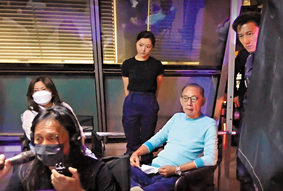 ◆楊老闆到場探班，並關心各人拍攝情況。