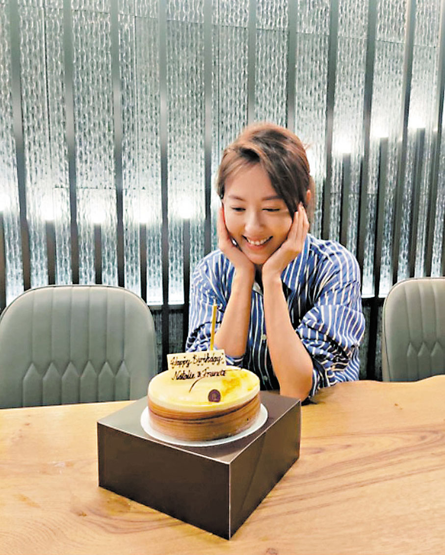 ◆ 唐詩詠收到生日蛋糕並許下願望。