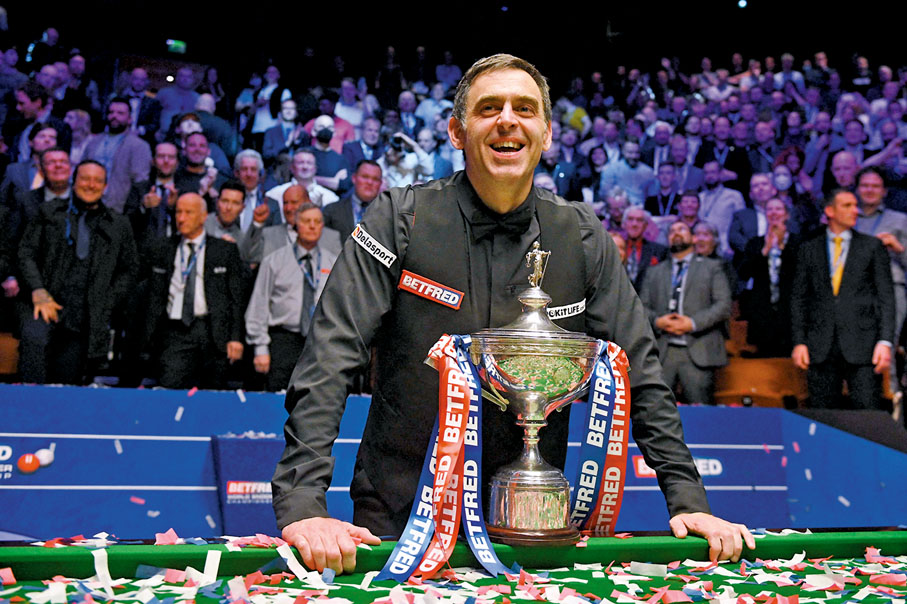 ◆ 奧蘇利雲贏得第七座世錦賽冠軍獎盃。  法新社