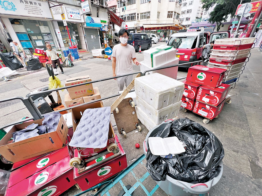 ◆鳳凰薈地區事務關注組召集人楊諾軒稱，該區街市檔亂擺垃圾及阻街現象嚴重。香港文匯報記者  攝