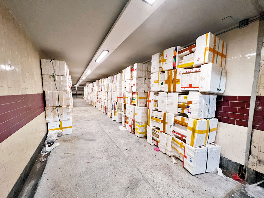 ◆黃大仙一條地下通道內竟被砌起一面發泡膠箱牆。香港文匯報記者  攝