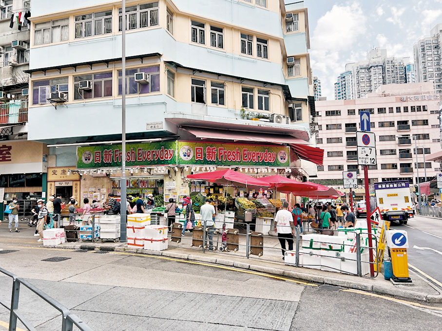 ◆不少菜檔、果檔及餐廳門口都有隨意棄置的垃圾。 香港文匯報記者  攝