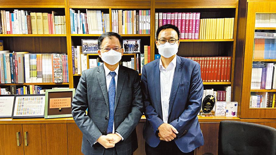 ◆何漢權（左）及邱國光表示，今次項目獲多位歷史學者和前線中史科教師通力合作，將百集《中國通史》剪輯成精華短片，有助增添香港初中中史課堂的學習質素與效能。香港文匯報記者  攝