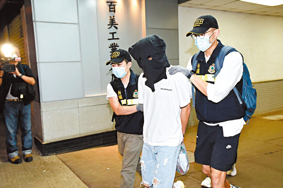 ◆海關人員將涉案17歲男學生拘捕帶署。