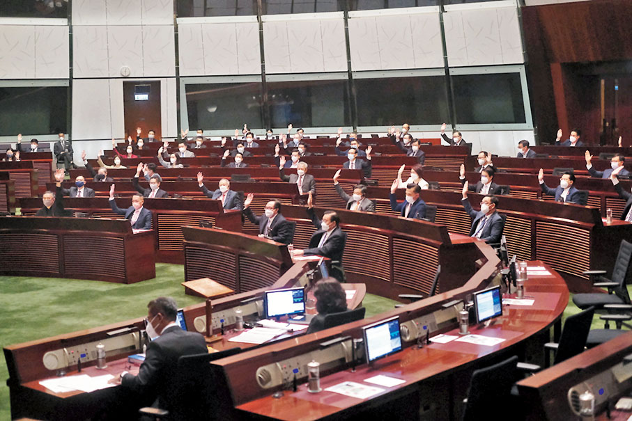 ◆立法會昨日以87票贊成、0票反對、1票棄權的絕大比數，三讀通過落實新年度財政預算案的《2022年撥款條例草案》。 香港文匯報記者  攝