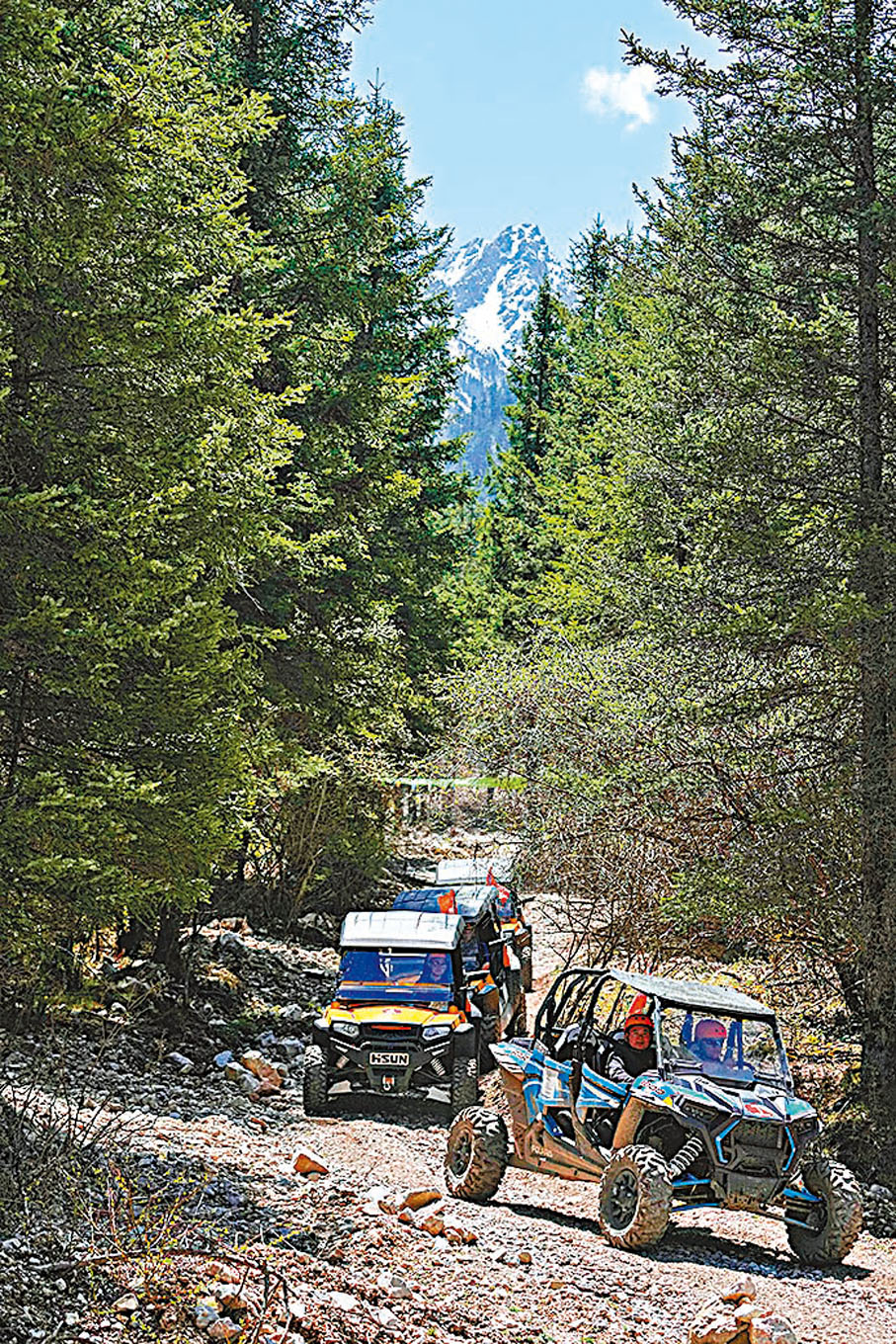 ◆越野車在中查溝的密林中穿越