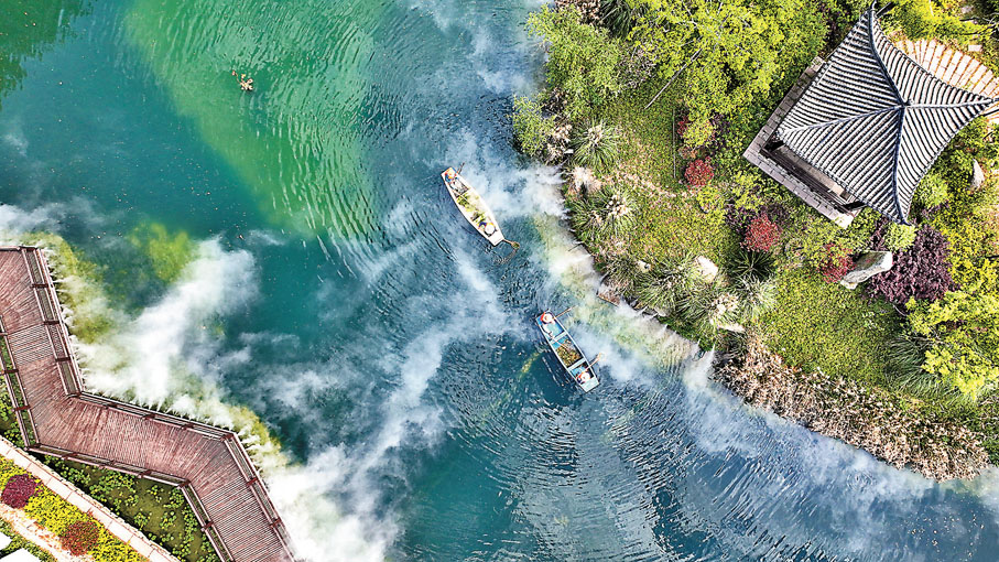 ◆河道保潔員在進行日常保潔。