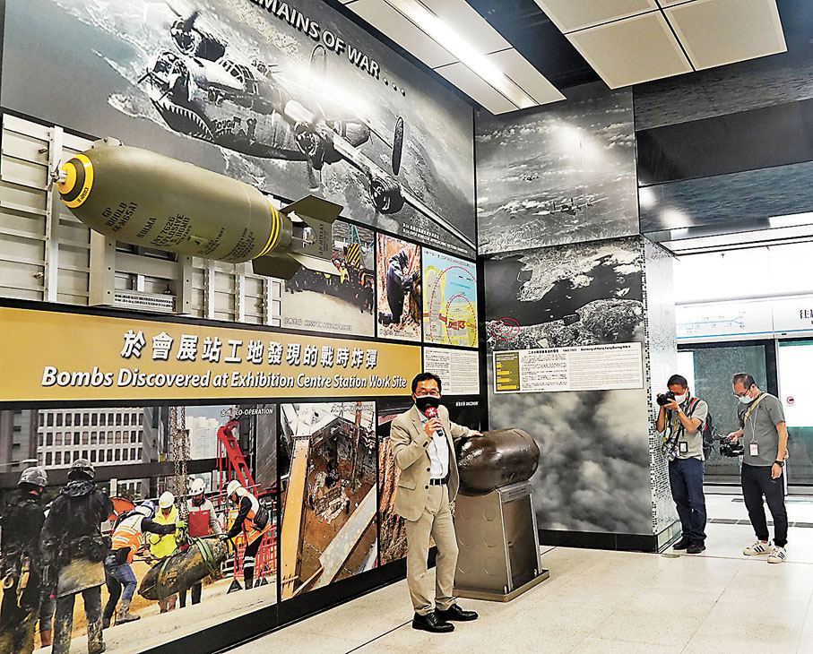 ◆站內展示其中一枚炸彈的彈殼。 香港文匯報記者  攝