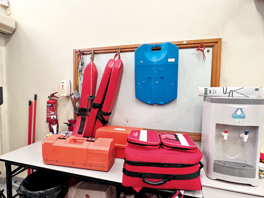 ◆救生員必須熟習使用各種急救器材，這亦是考核內容。