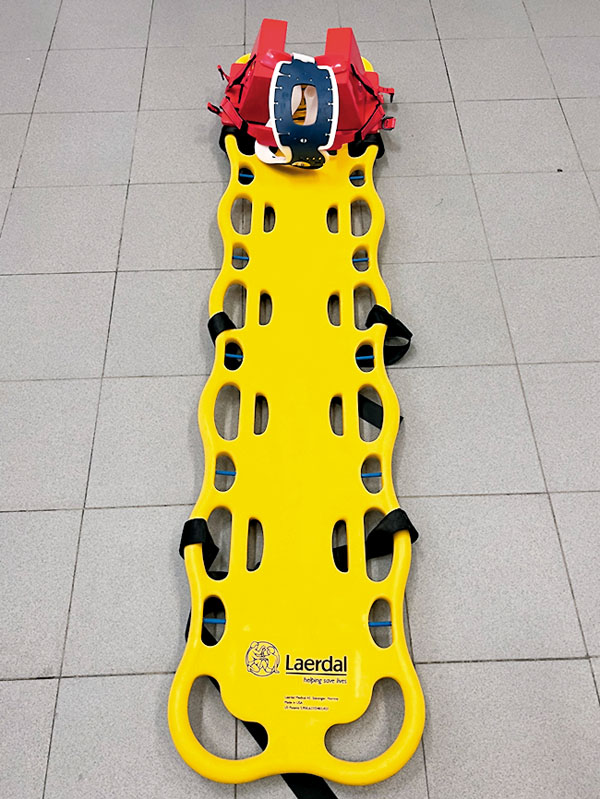 ◆水上急救中的脊椎板需要救生員合作使用。