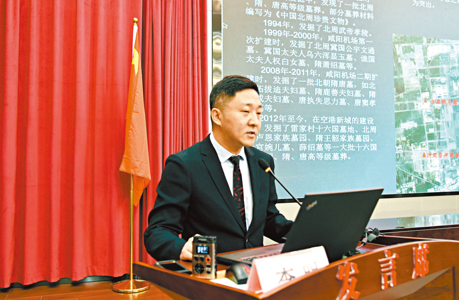 ◆陝西省考古研究院研究員李明解讀洪瀆原考古。 香港文匯報記者李陽波 攝