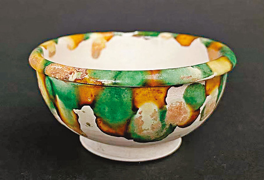 ◆洪瀆原墓葬唐景龍元年長孫八娘墓出土的三彩碗。