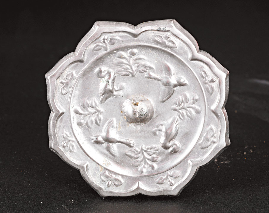 ◆洪瀆原唐墓出土的花鳥鏡。