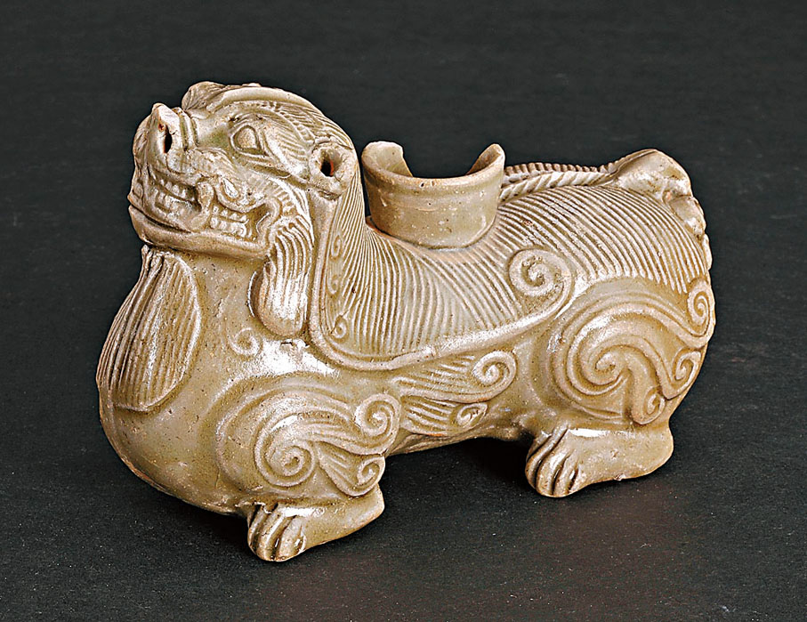 ◆洪瀆原西晉墓出土的青瓷獅形器。