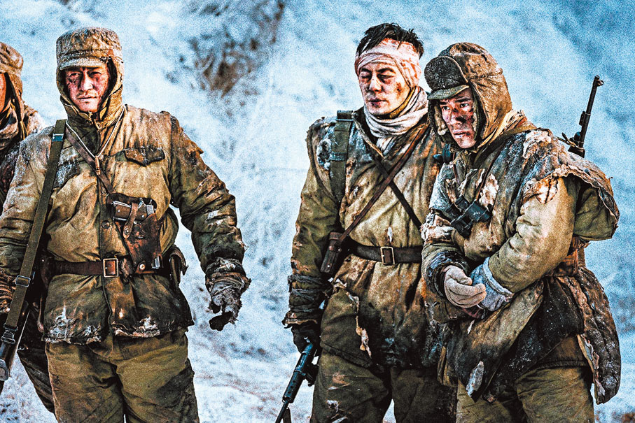 ◆（左起）吳京、朱亞文、易烊千璽主演的《長津湖之水門橋》於5月12日在港上映。