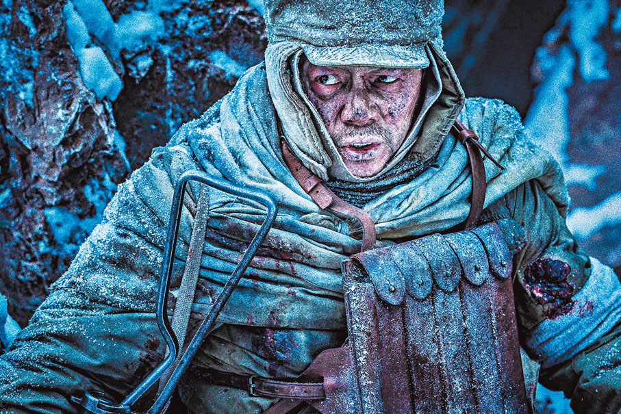 ◆段奕宏在冰雪下拚命抗戰。