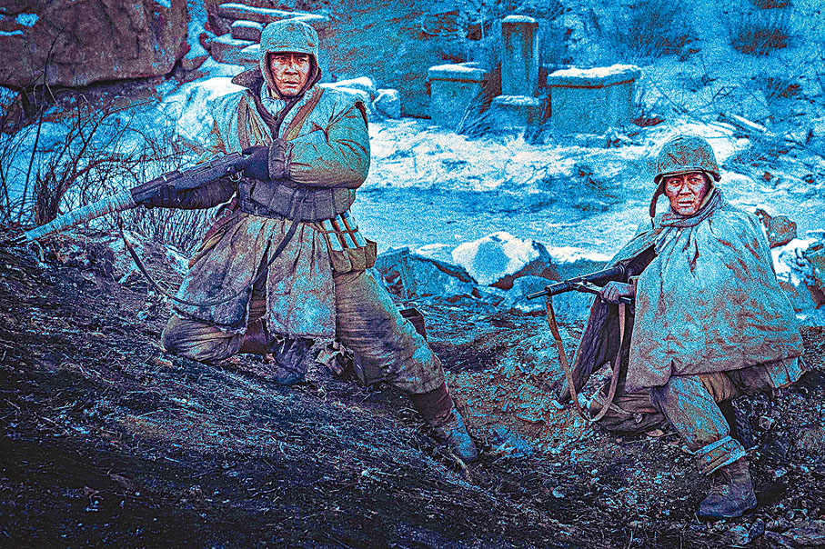 ◆（右起）李晨、韓東君拍攝時接受風雪考驗。