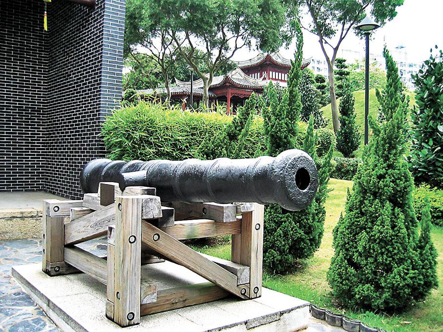 ◆ 九龍寨城公園內的古炮。 資料圖片