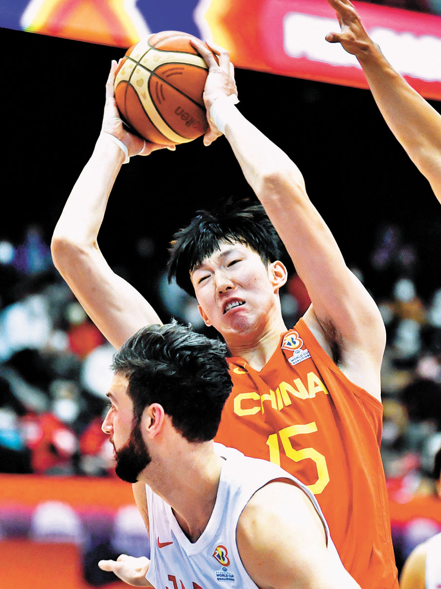 ◆ 周琦（右）將代表中國男籃出戰世預賽及亞洲盃。資料圖片