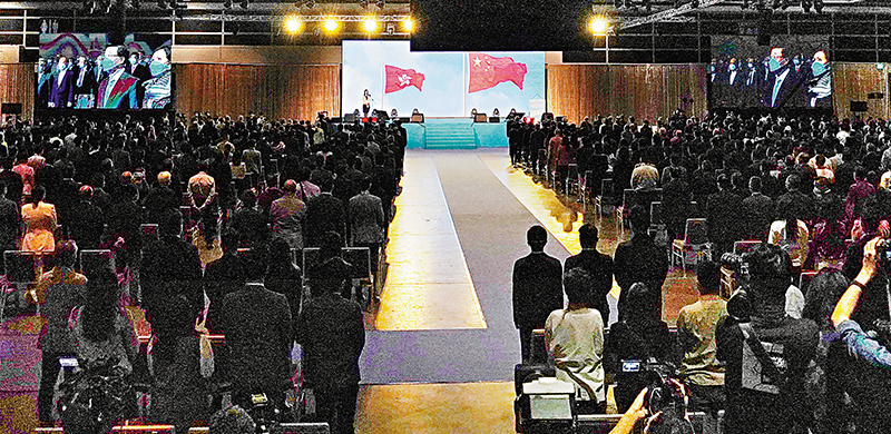 ◆大家全體起立，奏唱國歌。  香港文匯報記者  攝