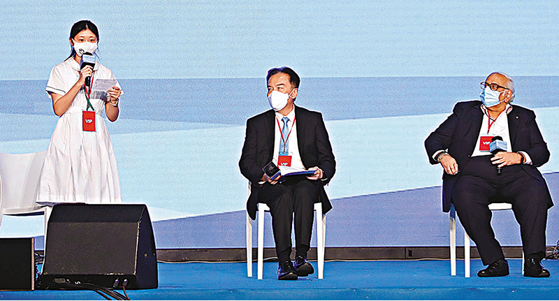 ◆左起中學生王雅渝、強積金管理局主席黃友嘉、印度會主席Nanu Lachman分享對李家超的期望。香港文匯報記者 攝