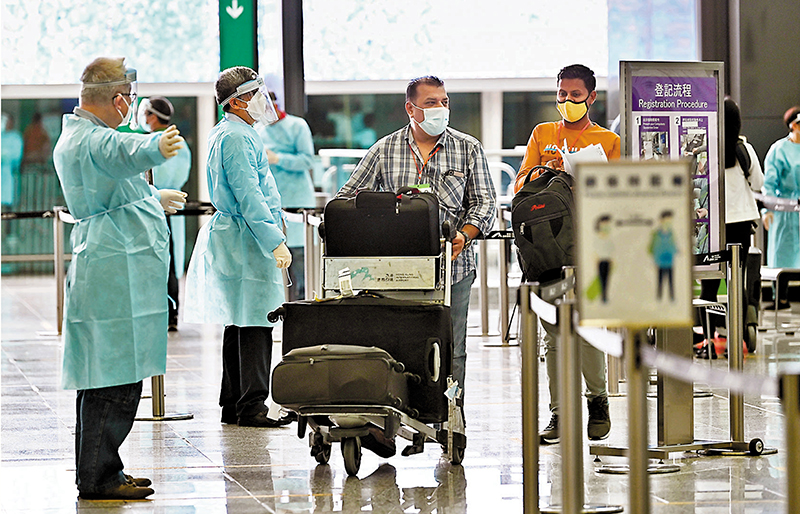 ◆ 特區政府宣布下周一起，抵港者除了要在機場進行核酸測試外，還必須額外接受快速抗原測試。圖為早前由海外地區入境香港的旅客。 資料圖片