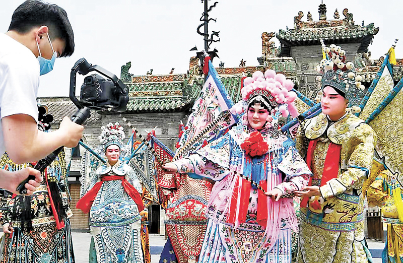 ◆4月27日，在安徽省亳州市花戲樓景區，梆劇團的演員們正在藉助抖音直播平台，拍攝經典地方戲曲。香港文匯報浙江傳真