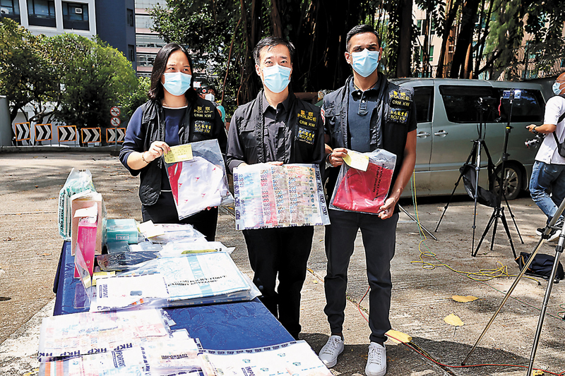 ◆警方交代偵破賣淫集團詳情，並展示懷疑假空姐制服及職員證等證物。香港文匯報記者  攝