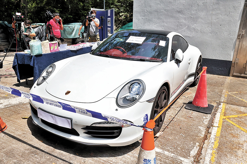 ◆警方扣留賣淫集團主腦疑以犯罪得益購買的逾百萬元名車。香港文匯報記者  攝