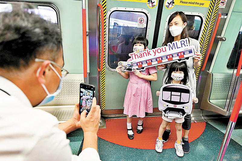 ◆昨日是12卡「烏蠅頭」榮休的日子，也是它40歲的生日。在場乘客高唱生日歌，感謝12卡列車陪伴新界居民每日上班上學。港鐵供圖