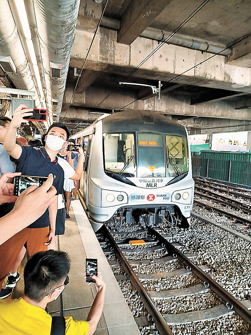 ◆藍綠色車廂設計、有方形防滑壓紋的不銹鋼座椅將成絕響，有鐵路迷用手機、相機記錄它的「倩影」。