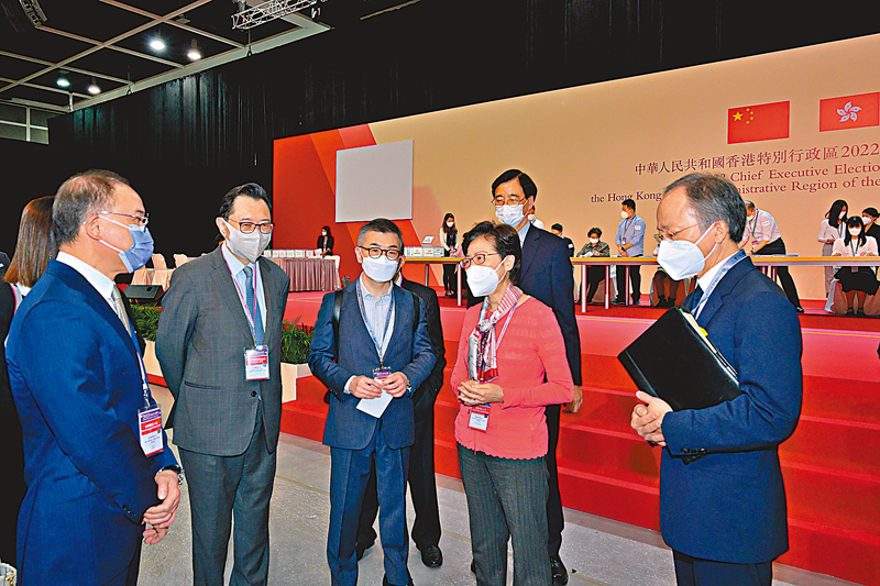 ◆ 林鄭月娥（左四）昨日視察位於香港會議展覽中心的行政長官選舉主投票站及中央點票站，了解最後階段的選舉籌備工作。