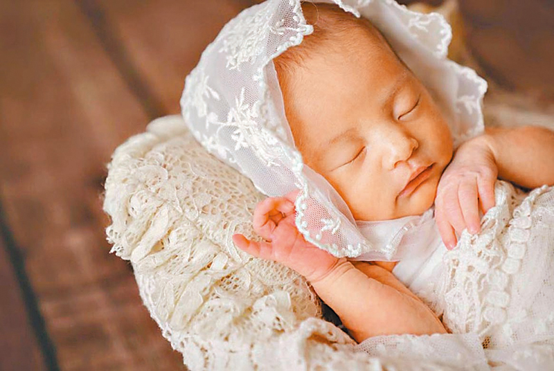 ◆周杰倫公開三女兒的正面照。